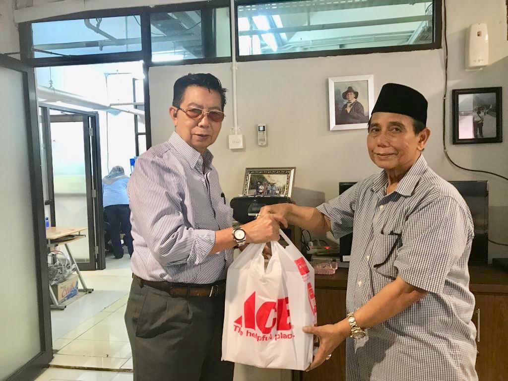 Sumbangan Lampu sorot dari Syafiuddin Makka untuk pesantren An-Nur