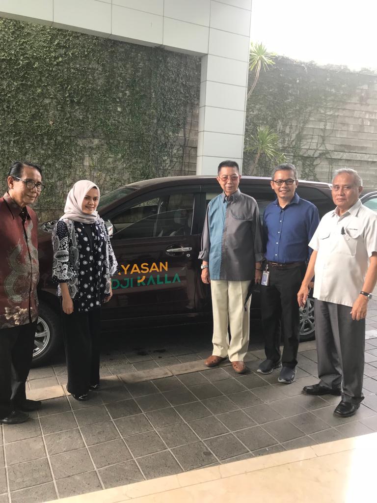 Yayasan Hadji Kalla sumbang 1 unit Mobil Toyota Avanza