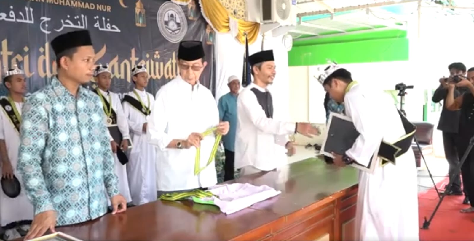 Pesantren An Nur Tompobulu Maros Wisuda 42 Santri Penghapal 5-30 Juz