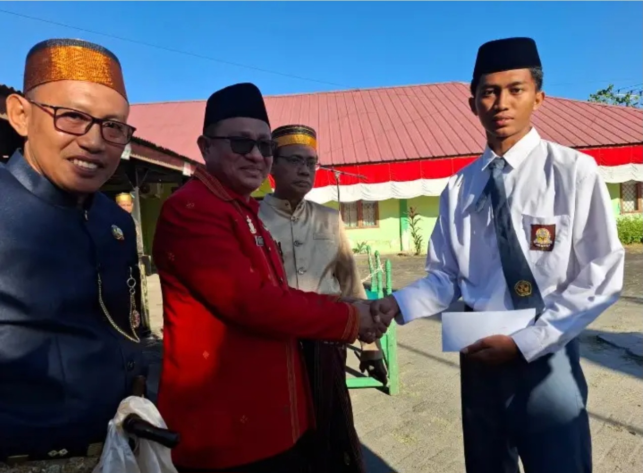 Kemenag Maros Beri Hadiah Siswa Juara KSM Provinsi saat Peringatan HUT RI ke-79